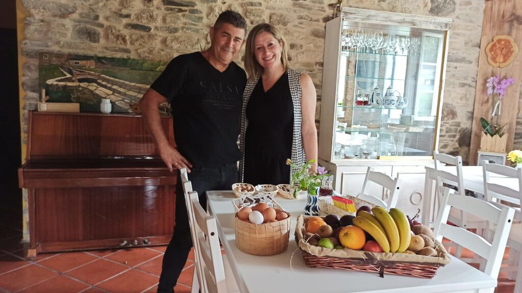 Manuel y Mónica en la casa de turismo rural que regentan en Mondoñedo (Lugo)