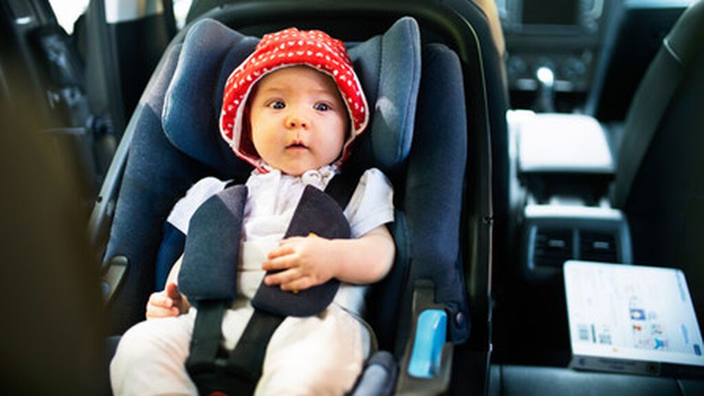 Cómo llevar a un recién nacido en el coche: ¿qué dice la ley