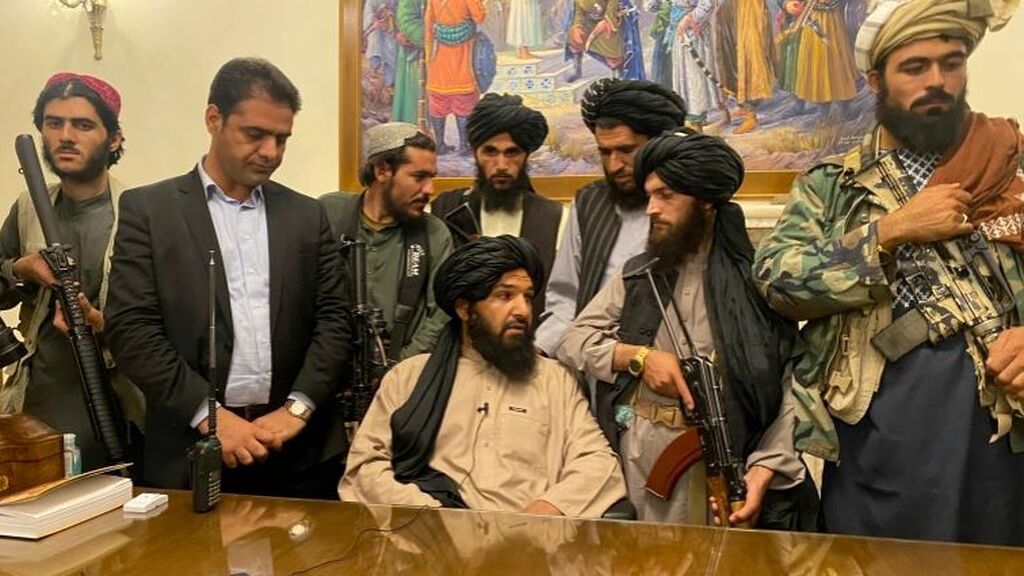 Los talibanes presumen de poder en el Palacio de Gobierno de Kabul