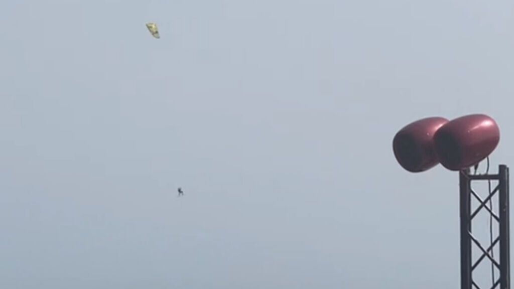 Un kilómetro, un minuto: el kitesurfista Carlos Aldaravi cruza la playa de Valdevaqueros colgado de su cometa