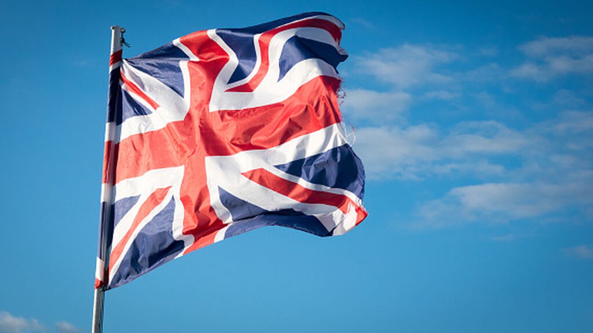 Johnson despliega la bandera británica Johnson despliega la bandera británica