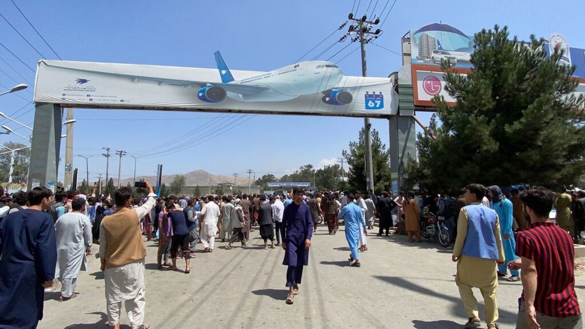 Agarrados a las ruedas de los aviones, la desesperada huida de Kabul