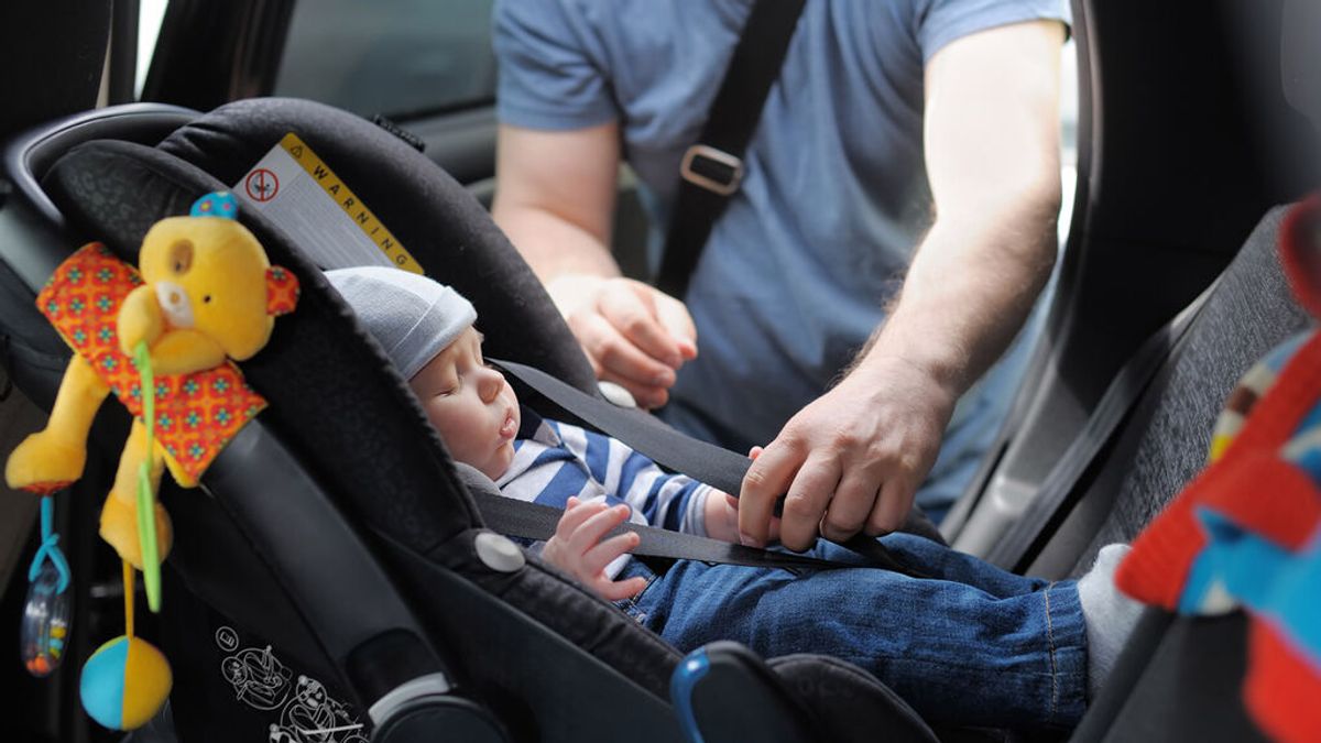 Cómo debe ir un recién nacido en el coche: qué silla necesito, cómo debe ir y hasta que edad hay que conservarla.
