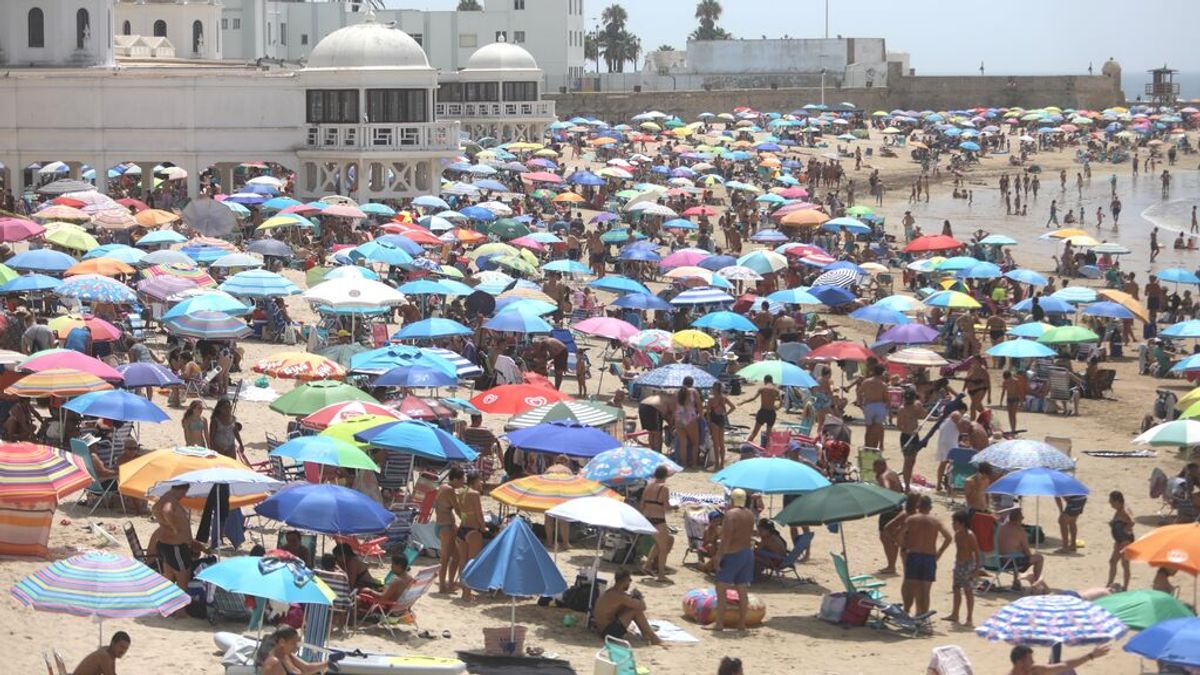 Las playas de Andalucía a rebosar en el puente de agosto con más calor que se recuerda Las playas de Andalucía a rebosar en el puente de agosto con más calor que se recuerda