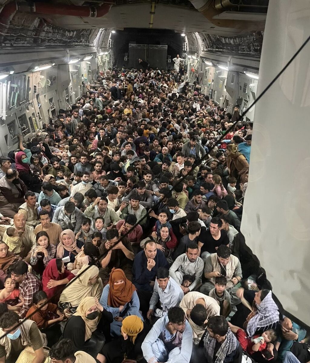 Avión militar estadounidense con cientos de afganos