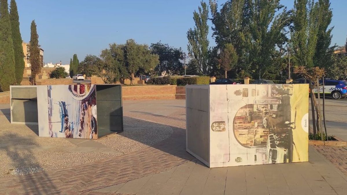 Unos vándalos destrozan la exposición de Julio Visconti en Guadix Unos vándalos destrozan la exposición de Julio Visconti en Guadix