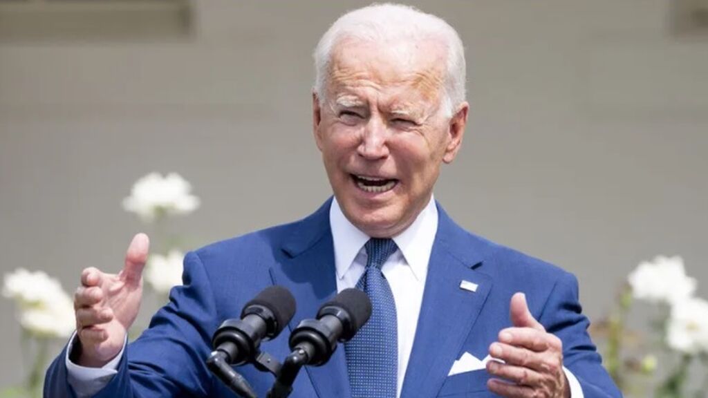 Biden defiende la salida de EEUU y critica a políticos y soldados afganos por no hacer frente a los talibán