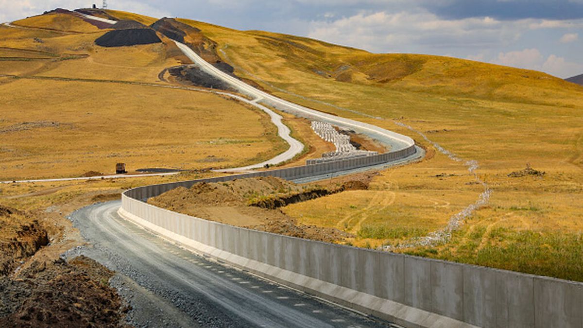 Turquía construye un "muro" en su frontera con Irán de 295 km para "evitar" refugiados