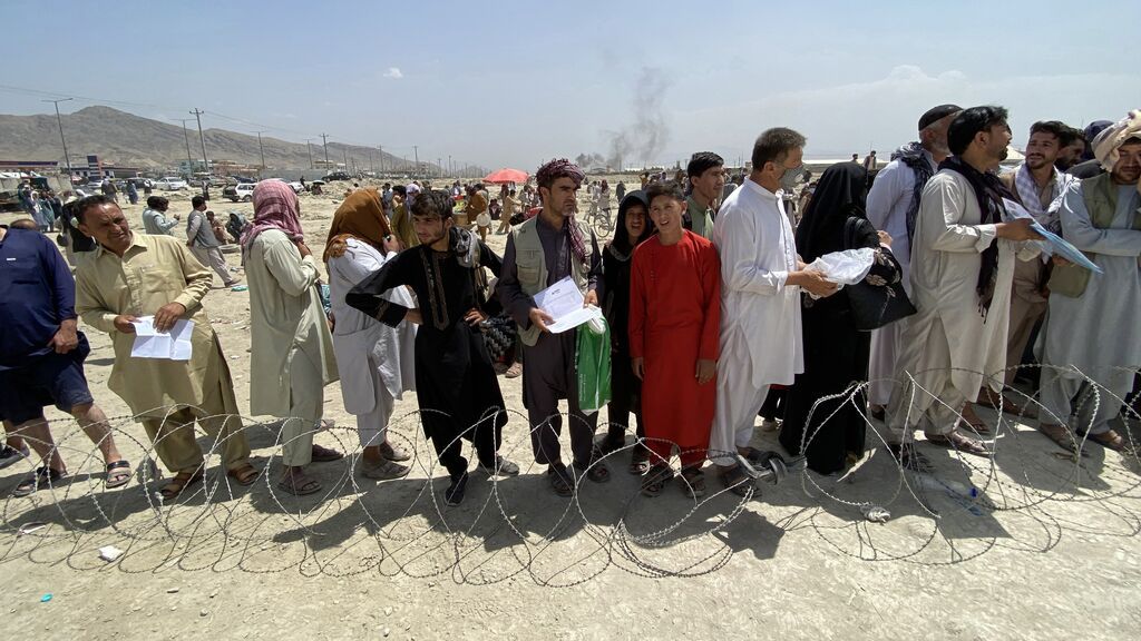 Afganos afuera del aeropuerto de Kabul buscando una forma de irse
