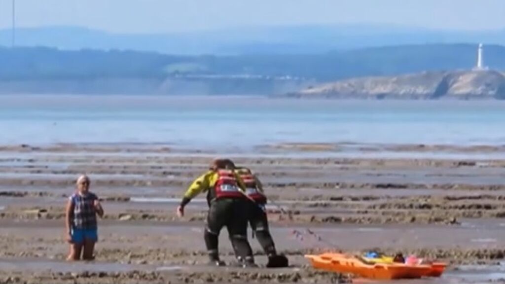 Rescatan a una mujer británica atrapada por el lodo de una playa: ignoró los carteles de advertencia