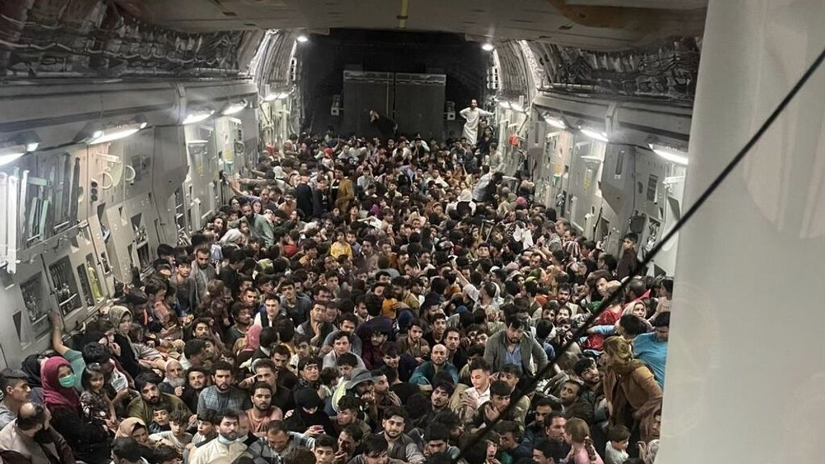 Más de 640 pasajeros se apiñan en la bodega de un avión militar de EE. UU. para huir de Kabul Más de 640 pasajeros se apiñan en la bodega de un avión militar de EE. UU. para huir de Kabul