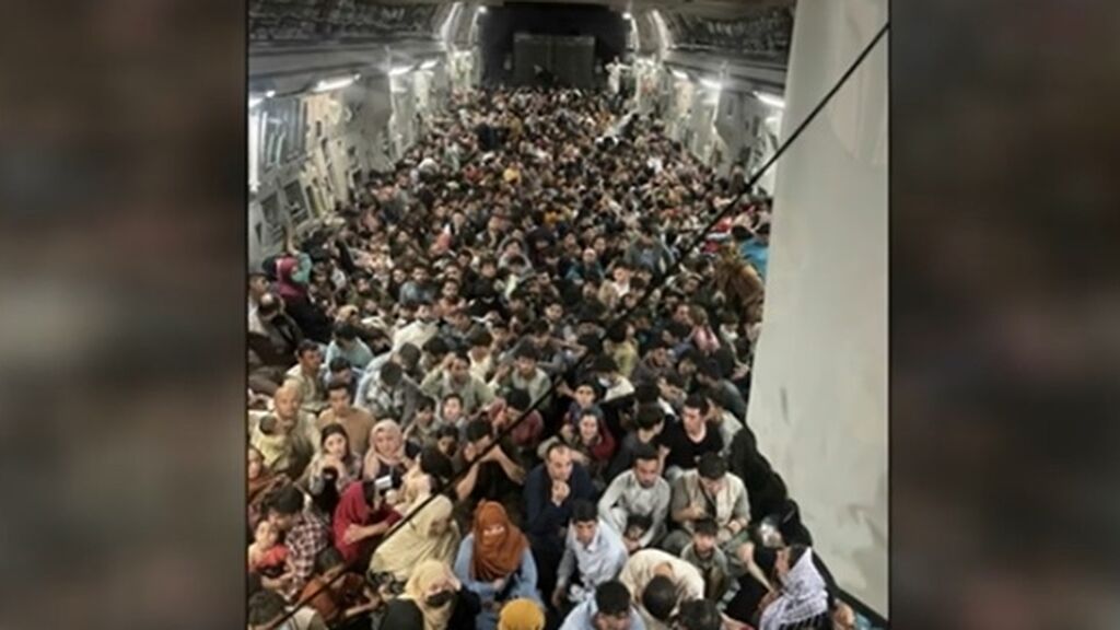 La imagen de la desesperación: más de 640 afganos hacinados en un Boeing militar estadounidense huyen de Kabul