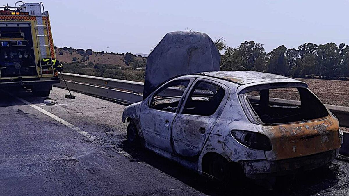 Vehículos que arden y provocan incendios forestales: ¿Deberíamos llevar extintor en nuestros coches?