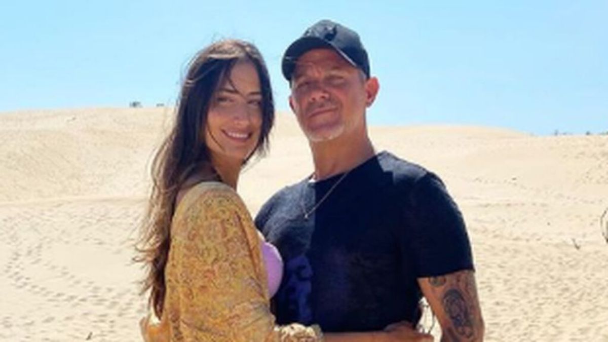 Alejandro Sanz y Rachel Valdés, en bañador durante su escapada a las playas de Cádiz