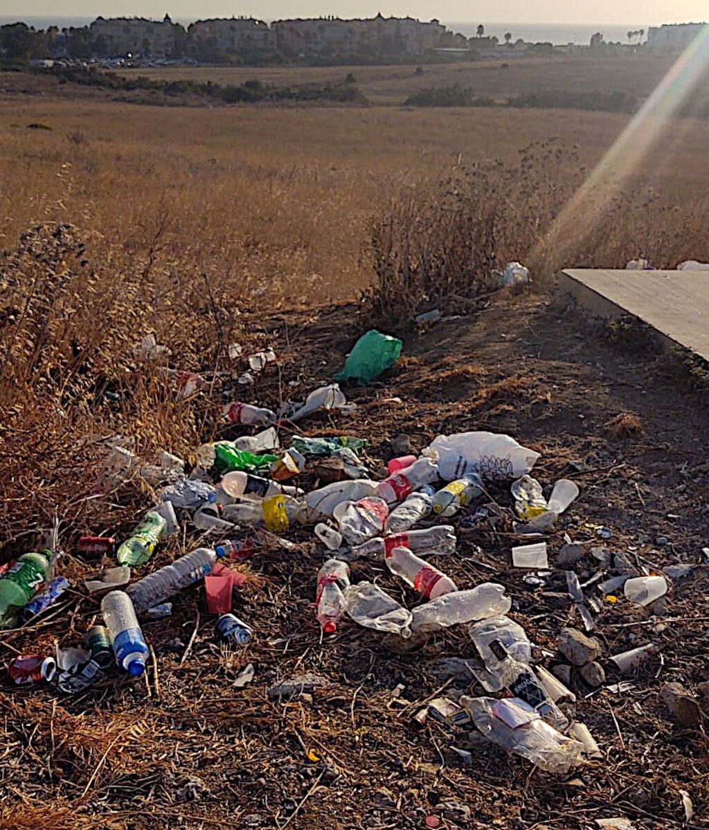 El lugar del botellón antes de la limpieza