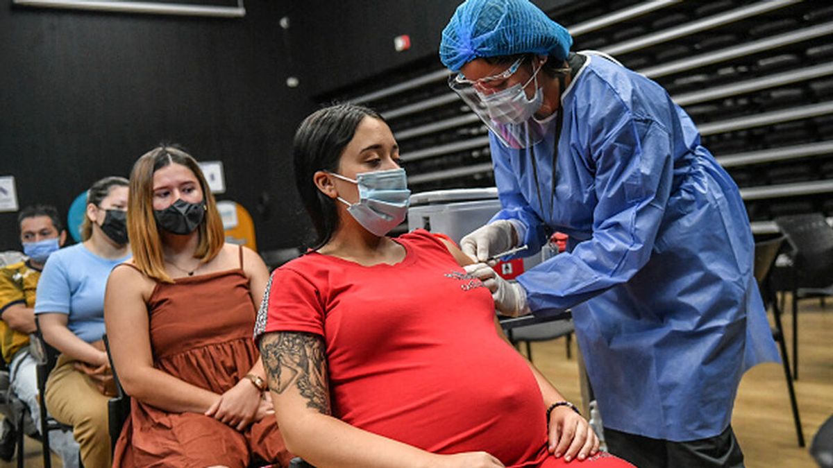 La vacuna contra el covid es segura y no tiene reacciones adversas a embarazadas, según un estudio