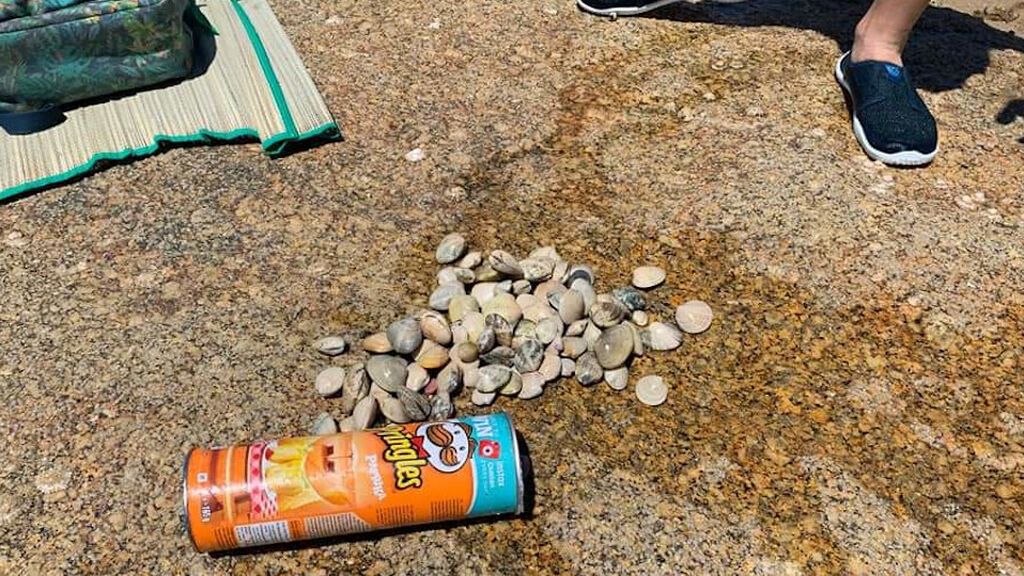 'Furtivos de bañador' cogiendo marisco en A Illa de Arousa (Pontevedra)