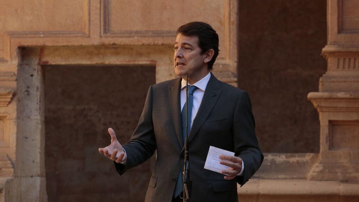 El presidente de Castilla y León guardará cuarentena tras tener contacto con un positivo