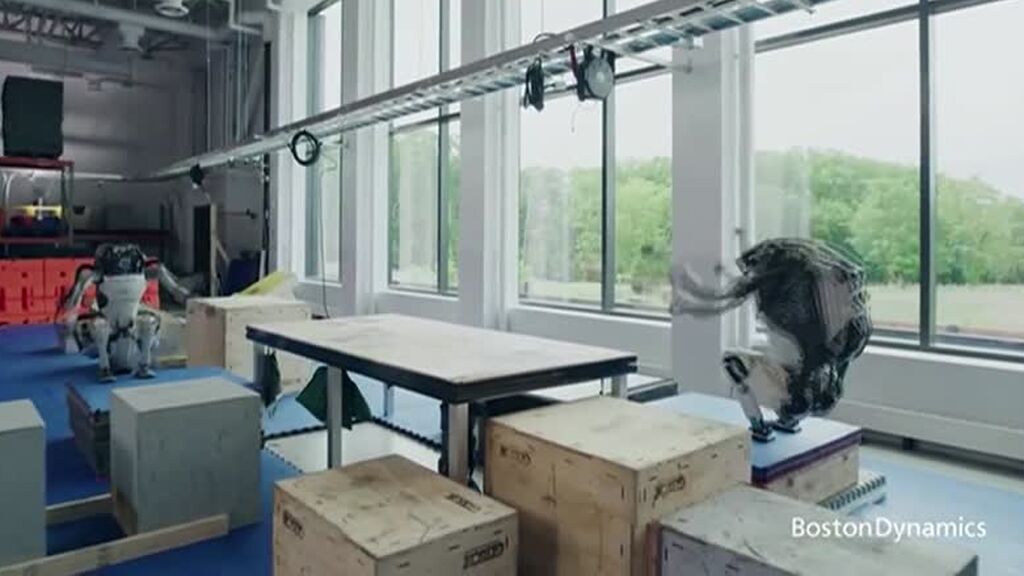 Atlas, el robot humanoide que triunfa haciendo parkour: es capaz de ver su entorno y adaptarse a él