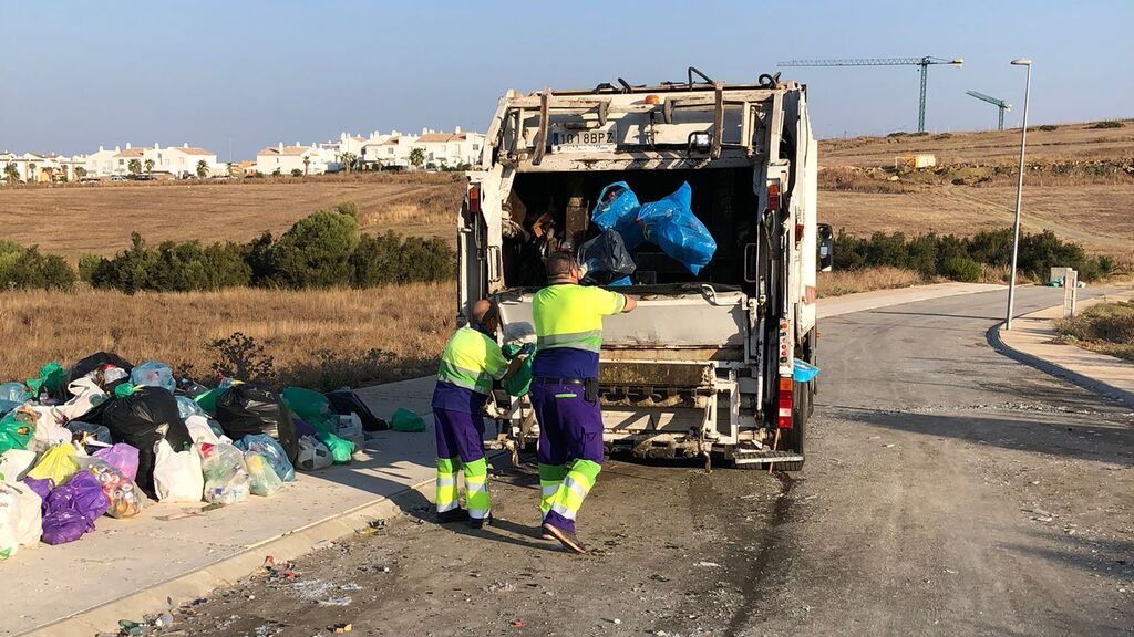 Los servicios de limpieza se llevan la basura recogida por el grupo de jóvenes