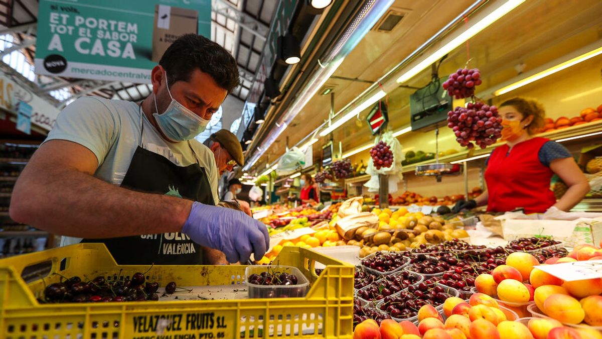 Trabajador en el mercado de Valencia Trabajador en el mercado de Valencia
