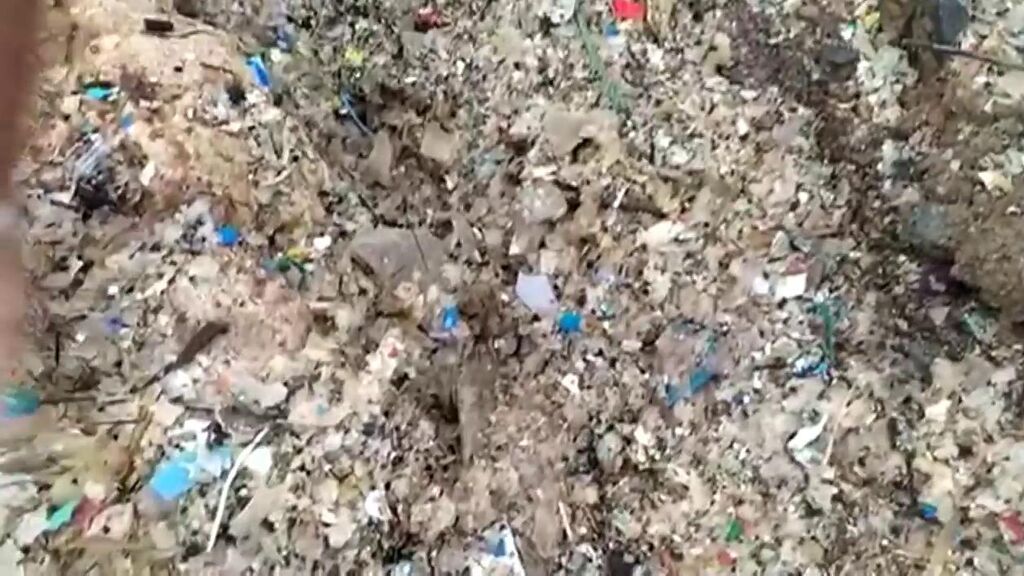 Una isla de plásticos en las playas de Almería procedente de los invernaderos
