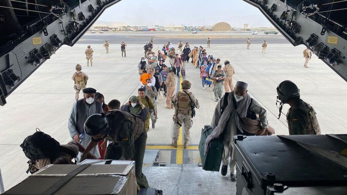 El avión con los 55 españoles y los afganos evacuados llega a Dubái antes su traslado mañana a España