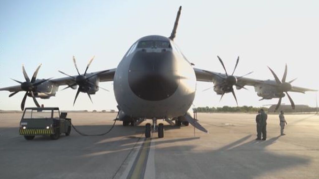 Preparativos del avión medicalizado para la evacuación desde Afganistán
