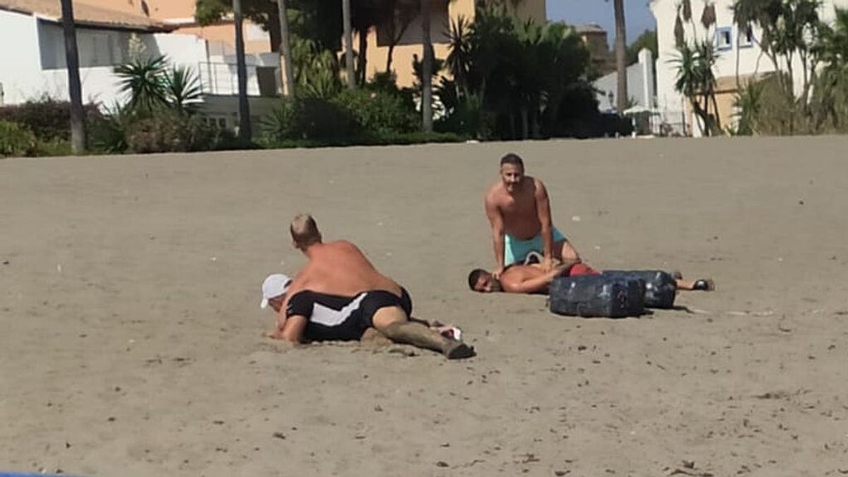 Dos policías fuera de servicio detienen a dos presuntos narcos en una playa de Málaga Dos policías fuera de servicio detienen a dos presuntos narcos en una playa de Málaga
