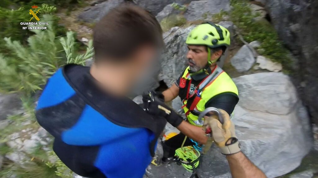 Un agente Guardia Civil rescata a un niño de una poza en Granada