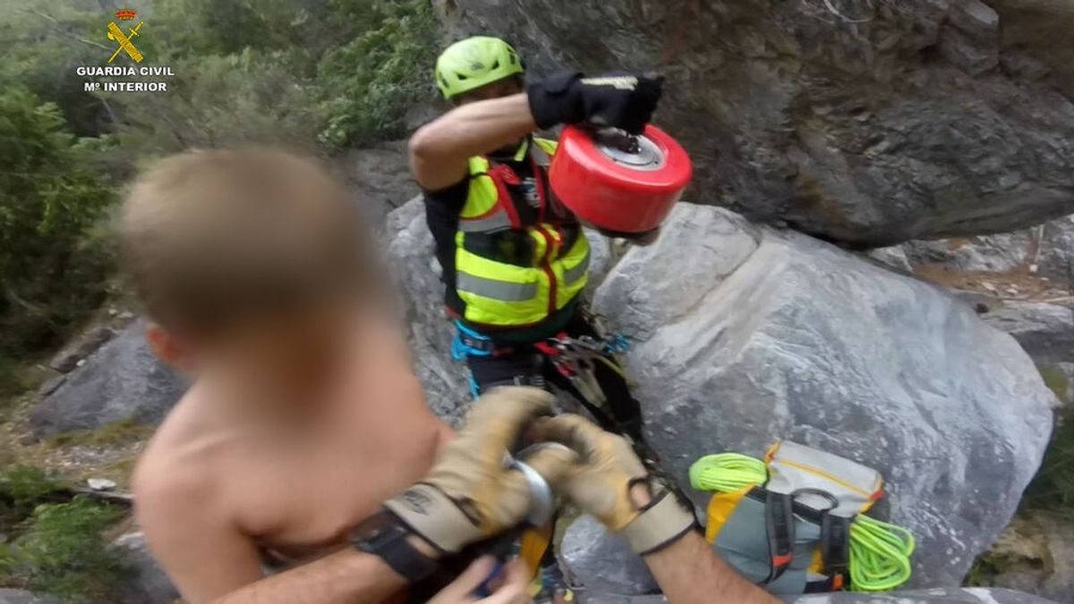 La Guardia Civil rescata en helicóptero a cinco menores atrapados en el río Verde, Granada La Guardia Civil rescata en helicóptero a cinco menores atrapados en el río Verde, Granada