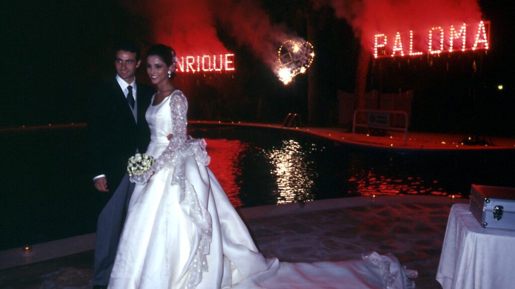 Todos los detalles que te sorprenderán de la boda de Enrique Ponce y Paloma Cuevas: del Ave María del cantante Francisco al pensado vestido de la novia.