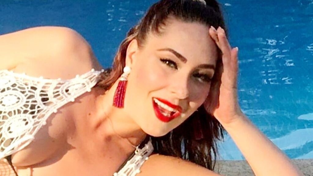Rosario Mohedano se desnuda completamente en la piscina