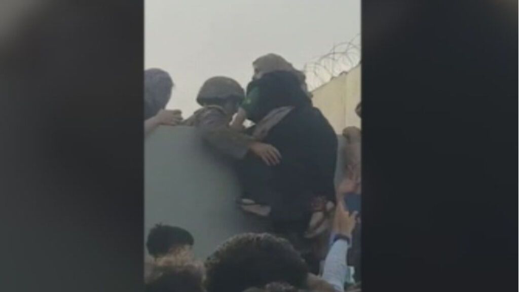 La huida de una mujer afgana escalando un muro