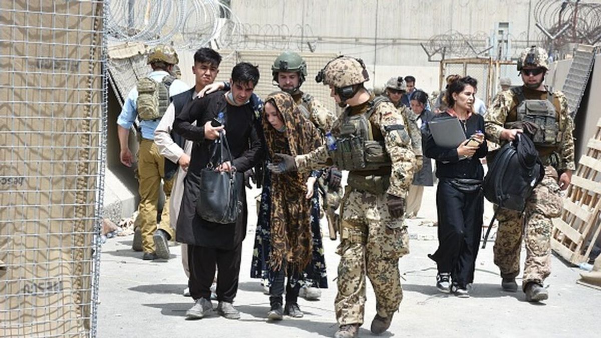 Los talibán están impidiendo a los afganos salir del país y Biden mantiene su decisión