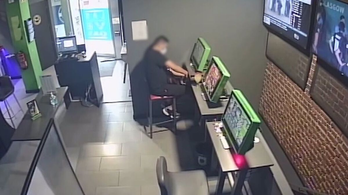 El 'engorde de stacker', la técnica con la que un hombre robó 28.000 euros en máquinas de apuestas El 'engorde de stacker', la técnica con la que un hombre robó 28.000 euros en máquinas de apuestas