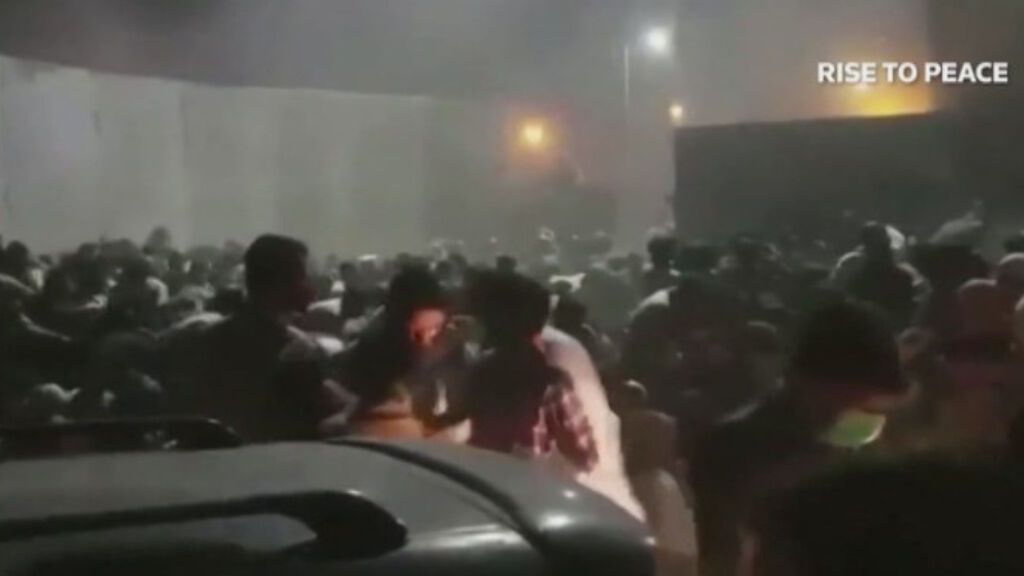 Soldados estadounidenses dispersan a multitudes de afganos con gases lacrimógenos