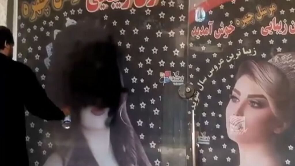 Los talibanes no quieren periodistas incómodos y a las mujeres, ni en pintura