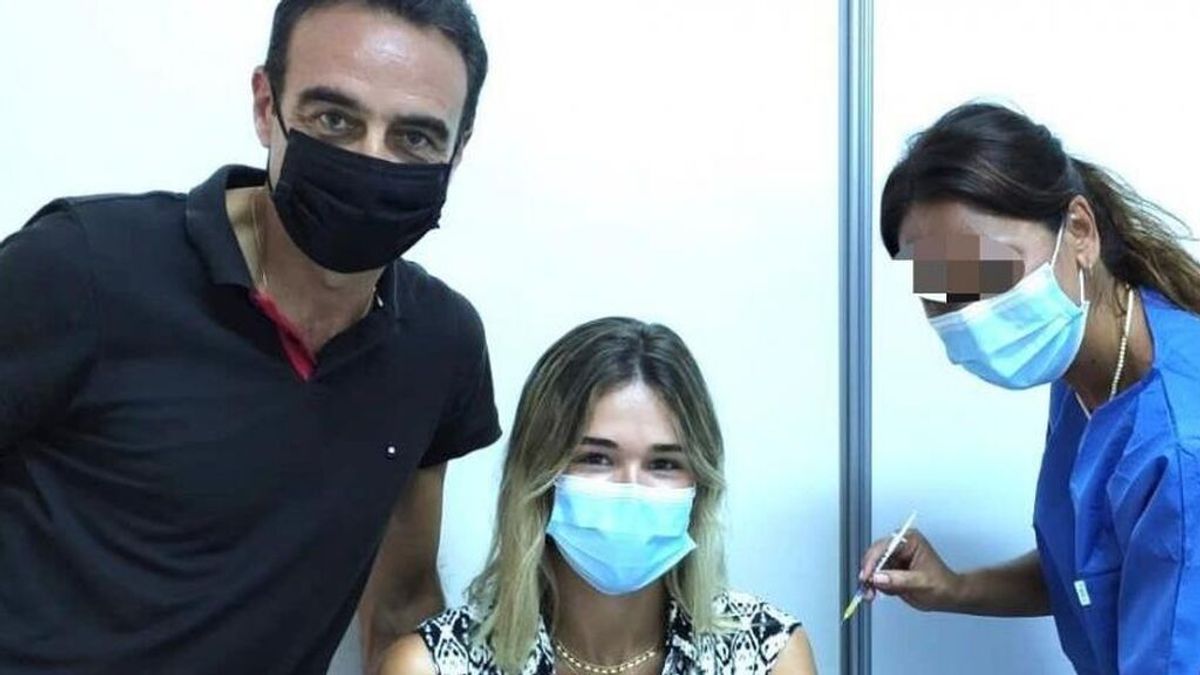 Enrique Ponce y Ana Soria, criticados por su vacunación contra el covid: "Esto se llama enchufe" Enrique Ponce y Ana Soria, criticados por su vacunación contra el covid: "Esto se llama enchufe"
