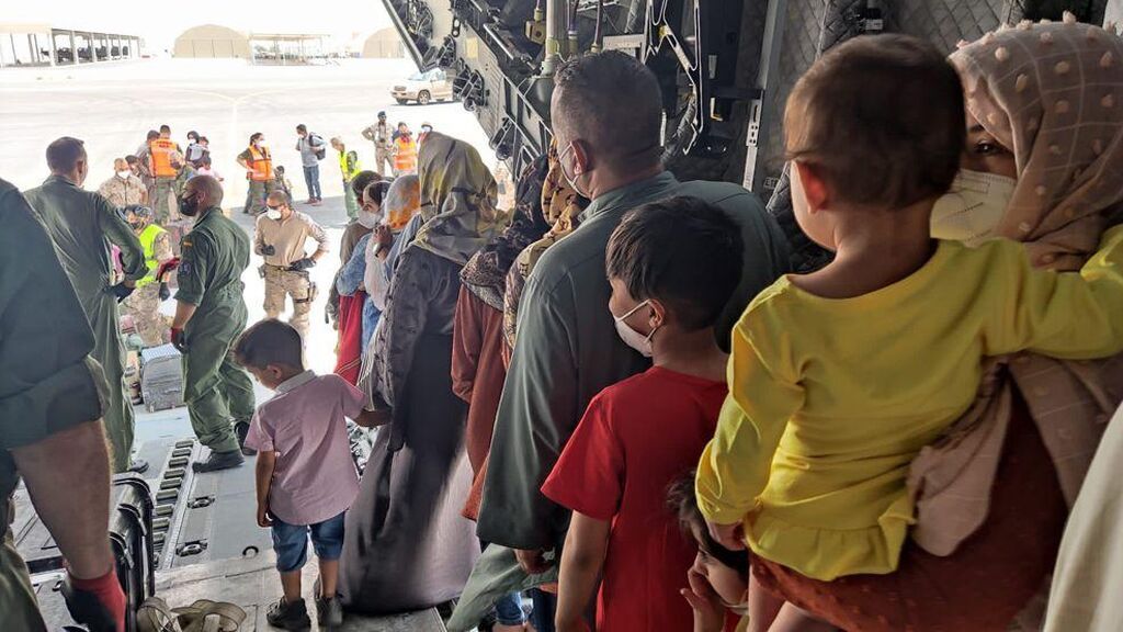 Afganos evacuados en la base de Torrejón