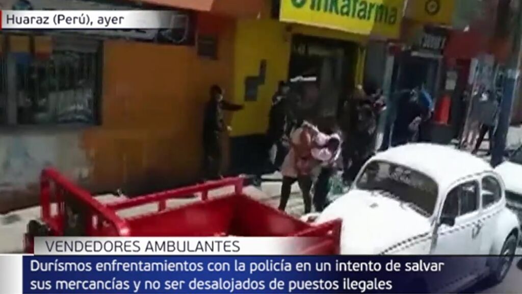 Vendedores ambulantes se enfrentan con palos a la Policía en Perú para no ser desalojados