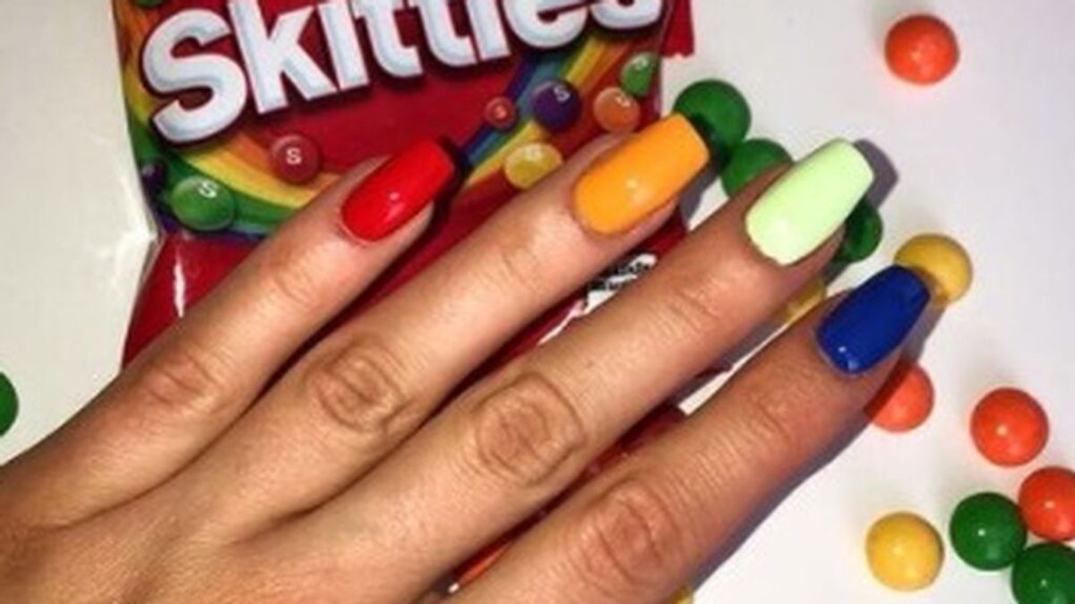 La manicura skittles o cómo llevar una uña de cada color, la moda de este verano