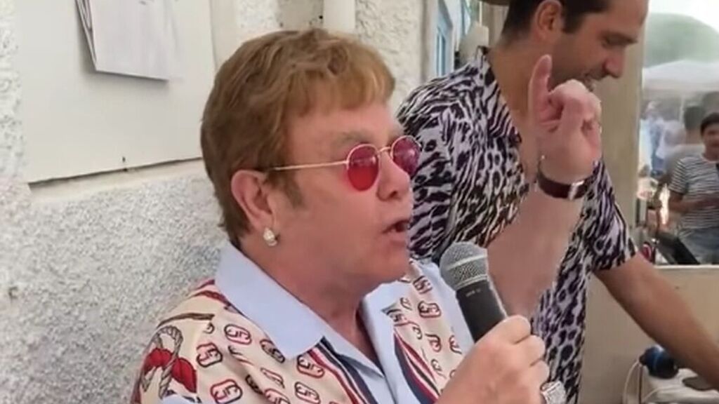 Elton John se arranca a cantar su tema con Dua Lipa en un chiringuito