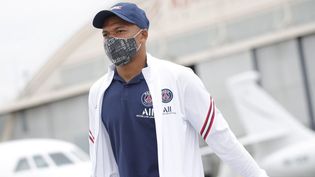 Mbappé, muy serio antes del partido del PSG.