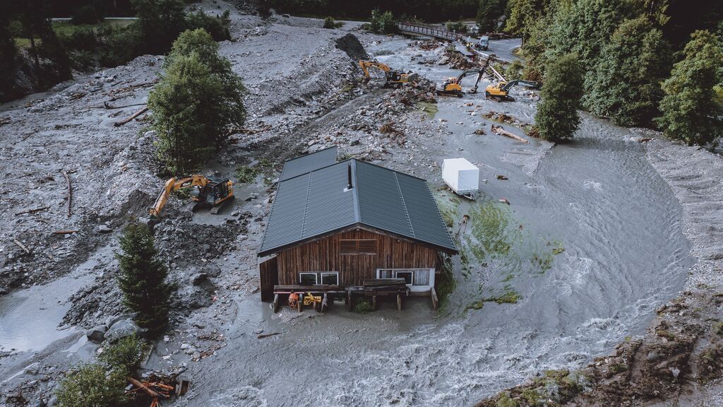 EuropaPress_3886003_17_august_2021_austria_wald_im_pinzgau_house_is_submerged_with_flooding