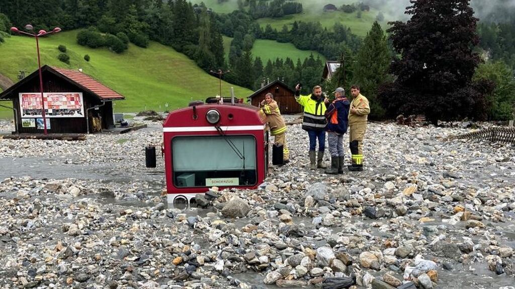 The-Krimml-station-and-a-set-of-the-Pinzgauer-local-railway-were-completely-buried.-Photo-Wald-Municipality-768x617