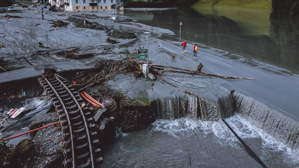 EuropaPress_3886003_17_august_2021_austria_wald_im_pinzgau_house_is_submerged_with_flooding