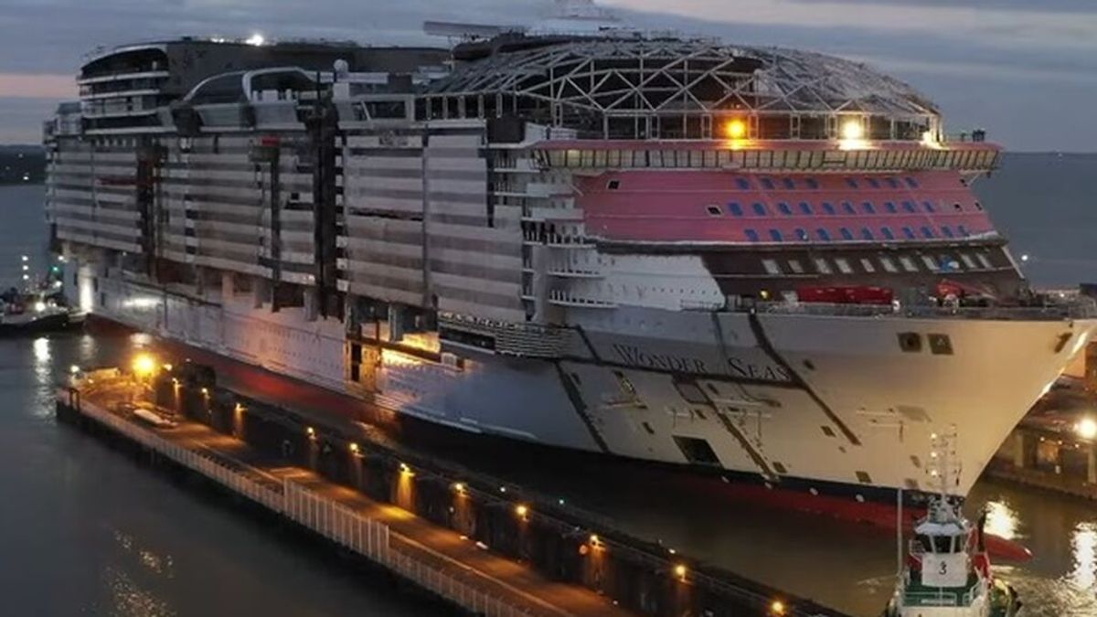 El transatlántico más grande del mundo sale por primera vez a mar abierto El transatlántico más grande del mundo sale por primera vez a mar abierto