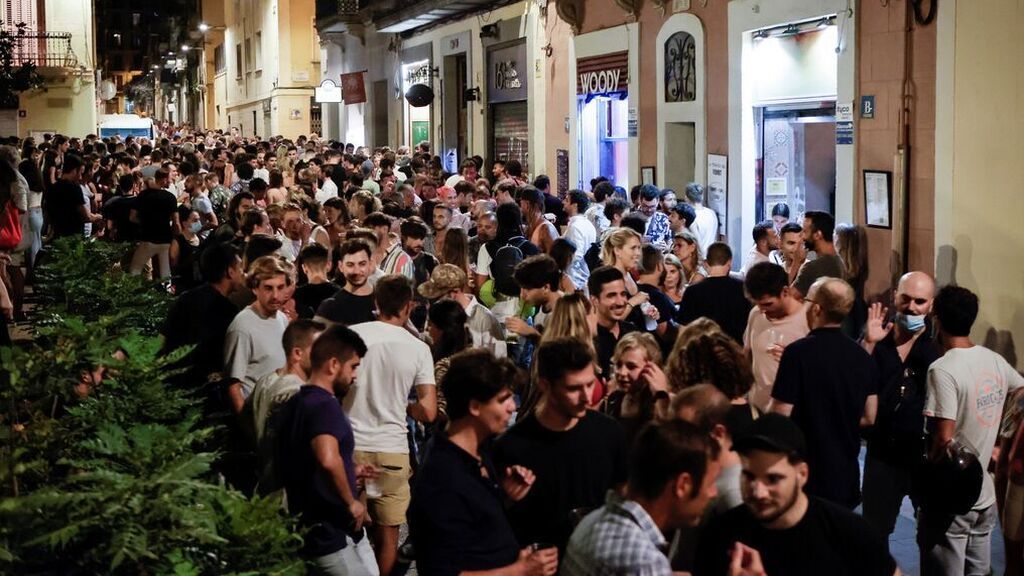 Desalojadas 6 000 personas en Barcelona por aglomeraciones el primer viernes sin toque de queda