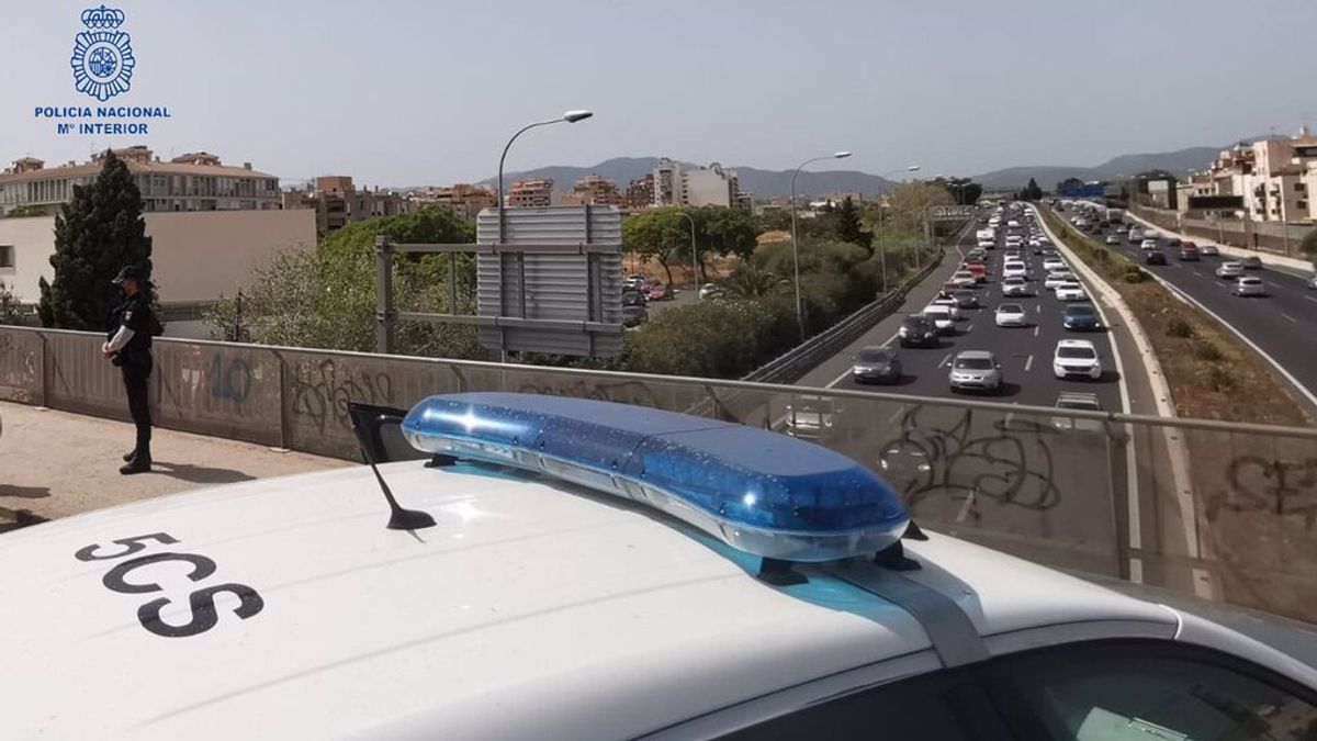 Un policía fuera de servicio salva a una mujer a punto de caer del balcón de un hotel en Palma